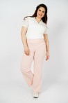 Pantalon rose parfait pour un look professionnel ou décontracté.