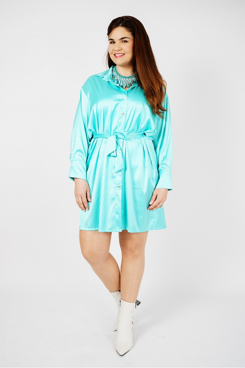 Achetez la robe chemise en satin aqua et profitez d'une livraison rapide en France. Style et confort pour toutes les femmes.